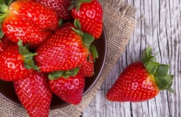 25g strawberries nutritional information