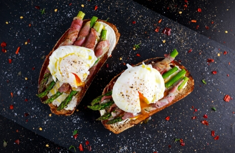 Poached eggs w/ asparagus and prosciutto recipe