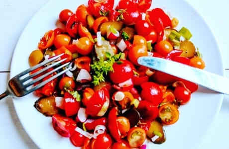 Polish tomato & sour cucumber salad recipe