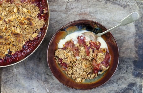 Rhubarb crumble with walnuts recipe