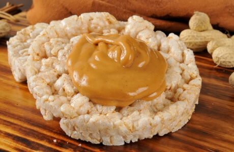 How Many Calories in a Rice Cake With Peanut Butter? 