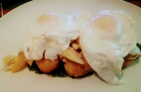 Smoked haddock with poached eggs, spinach and hash browns recipe