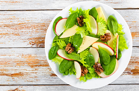 Spinach, apple & sweet walnut salad recipe
